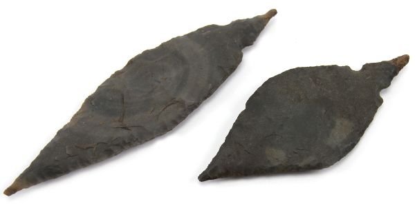 2 TURKEY TAIL ARROWHEADS WHITE COUNTY TENNESSEE: 2 TURKEY TAIL ARROWHEADS WHITE COUNTY TENNESSEE A pair of turkey tail points early tag indicates White County TN. ex Scott Young, 3.5 and 5 inches , highest quality EST. $300 - 600