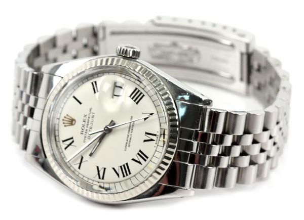 MENS ROLEX OYSTER PERPETUAL DATEJUST STAINLESS: MENS ROLEX OYSTER PERPETUAL DATEJUST STAINLESS Off white face of 30mm with black painted roman numerals. crystal with raised "Magnifier" above the date numbers. Customer reports to have had it regular