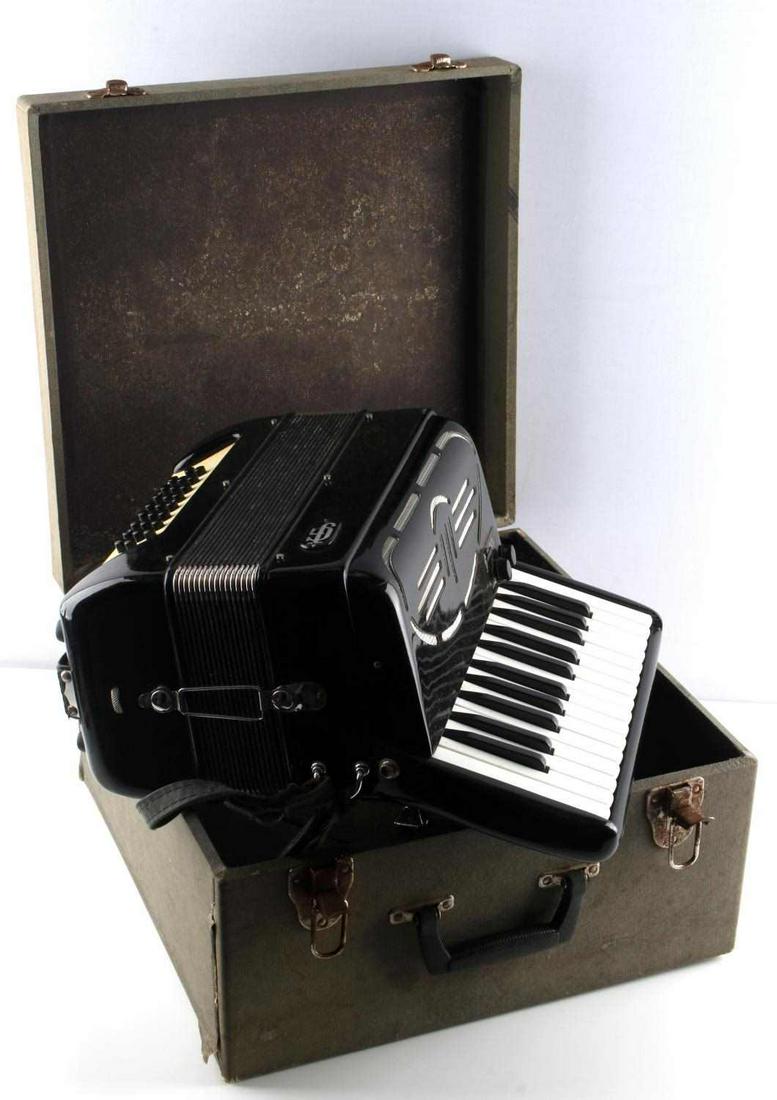 ITALIAN GIULIETTI BASSETTI 1 PIANO ACCORDION: Italian made Giulietti Bassetti 1 piano accordion. Bass size: 25. Treble key size: 26. Voices: Multiple. Weight: 3.66 Kg. - 8.4 Lbs. Good condition with minor rust on screws and leather clasps. All ke