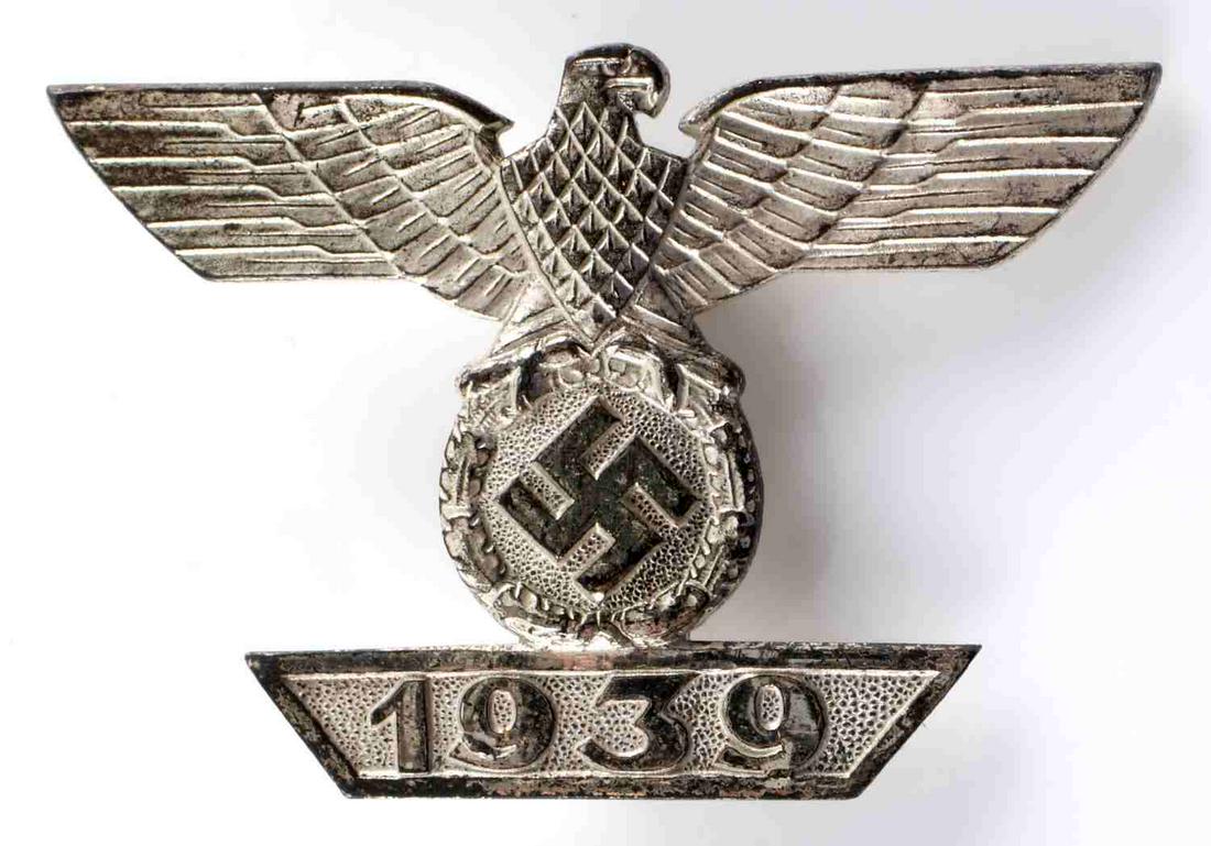 WWII GERMAN 1939 IRON CROSS FIRST CLASS SPANGE: WWII German 1939 Iron Cross first class spange. Vertical pin back. Measures approximately 1.25 inches in diameter. No maker's marks. Very good condition with the exception of some minor wear present o