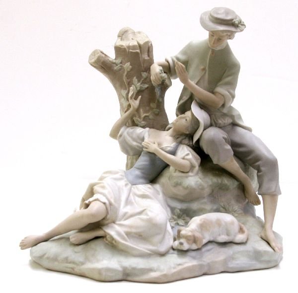 RETIRED LLADRO PORCELAIN FIGURINE- ROMANTIC GROUP: 69056 RETIRED LLADRO PORCELAIN FIGURINE- ROMANTIC GROUP A lovely 11 1/2 inch retired Lladro figurine entitled "Romantic Group" #4662. Figurines is in very good condition with no chips, breaks, or repa