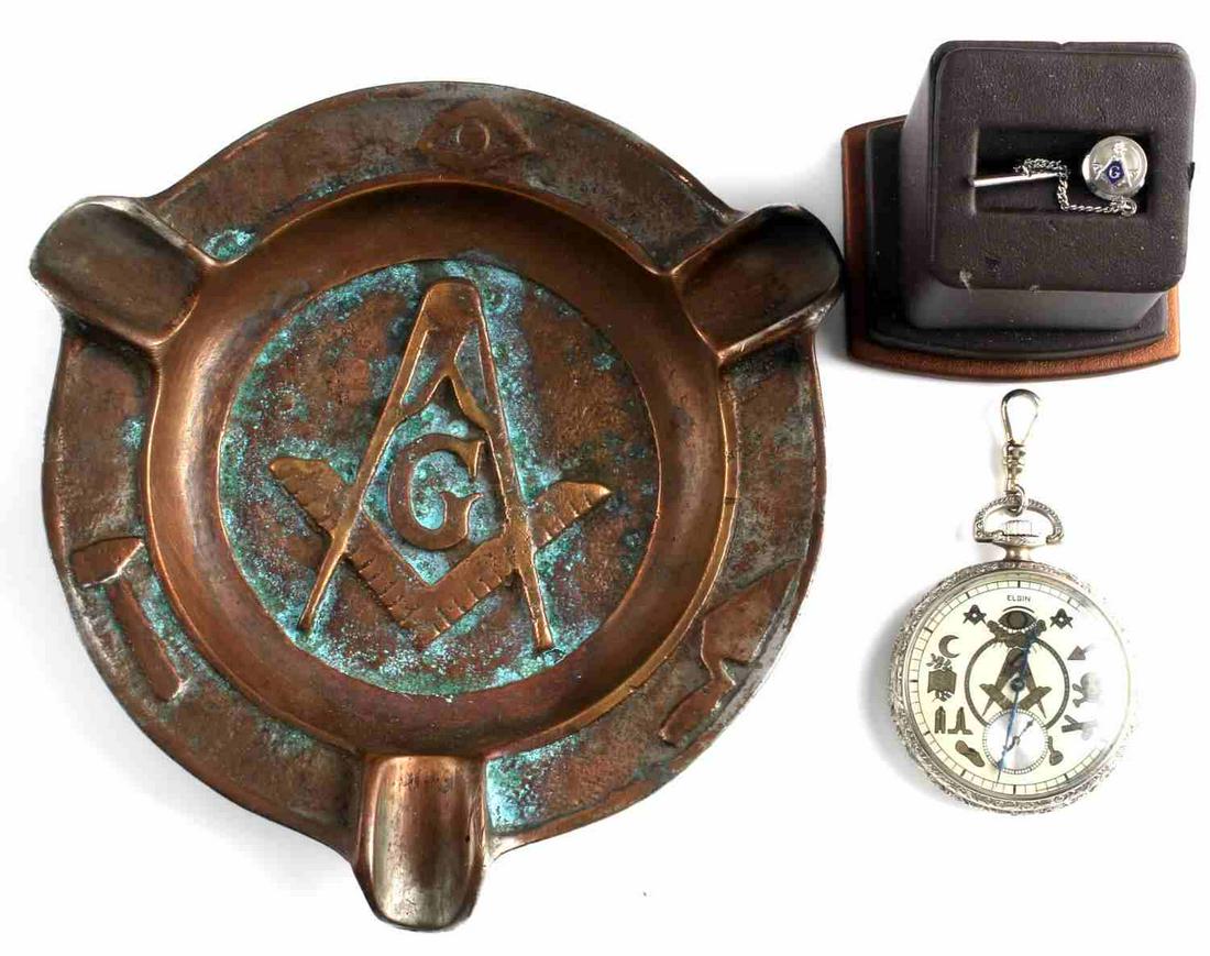 MASONIC POCKET WATCH CIGAR TRAY & GOLD TIE PIN: Lot of 3 antique and vintage Masonic pieces includes a 1927 Elgin pocket watch, 15 jewels, open face with Damaskeening nickel movement, size 12 s, Serial Number : 29849593. In very good condition, sta