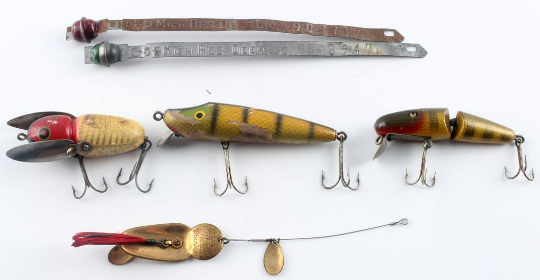 6 ANTIQUE FISHING LURES & 1943 52 MI HUNTING LIC: Lot of 6 includes 2 metal Michigan deer hunting Lic, and 4 antique lures as photographed.