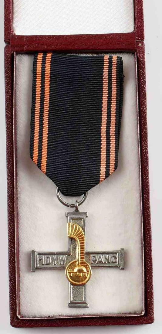 WWII POLISH CROSS OF THE 1ST ARMORED DIVISON CASED: WWII Polish Cross of the 1st Armored Division cased. The 1st Armored Division was an armored formation of the Polish People's Army during 1944 - 1945. The corps saw combat in Germany in 1945. Measures
