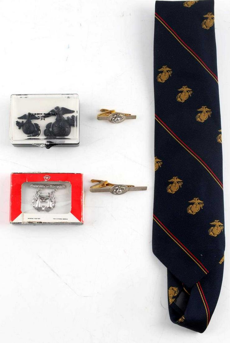 AMERICAN USMC DRESS TIE EGA & PISTOL PIN BADGES: American USMC lot to include USMC dress tie, two EGA pin badges & Pistol expert badge still in box. All in good condition