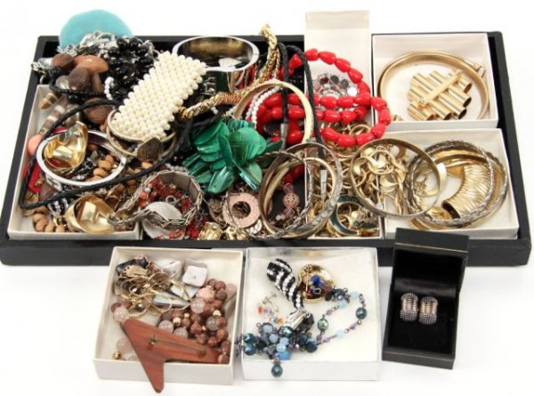 LARGE COSTUME JEWELRY LOT NAPIER DIOR MONET KERR: LARGE COSTUME JEWELRY LOT NAPIER DIOR MONET KERR Large lot costume jewelry. Some designer pieces to include: Napier, Christian Dior, Monet, Richard Kerr, Richeleiu, and more. Necklaces, bracelets, ear