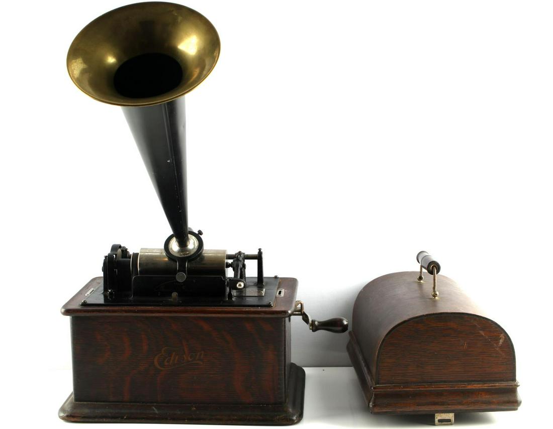 ANTIQUE EDISON PHONOGRAPH CYLINDER PLAYER W HORN: Complete with horn, S/N 567727, fully functional . belt may soon be ready to replaced and probably needs new needle, otherwise very good original condition, 13 3/4 inch horn, 11 by 12 in case. This lo