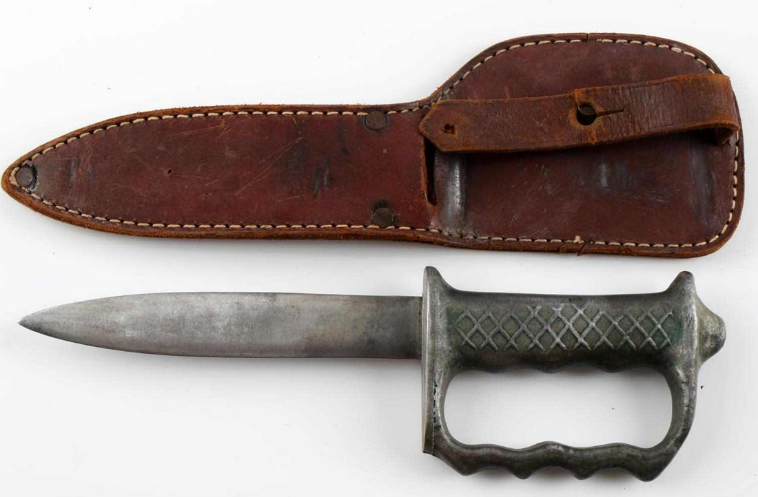 WWI ANZAC ALUMINUM KNUCKLE DUSTER TRENCH KNIFE: WWI possibly WWII era ANZAC forces aluminum knuckle duster trench knife with sheath. Knife blade measures 6 3/16 inches long. In good overall condition. Sheath also in good condition, features belt lo