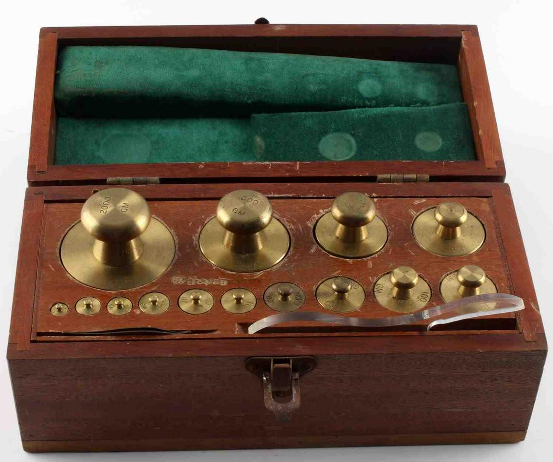 FISHER SCIENTIFIC COMPANY BOXED BRASS SCALE WEIGHT: From 1 gram to 2000 grams, boxed complete with tools.