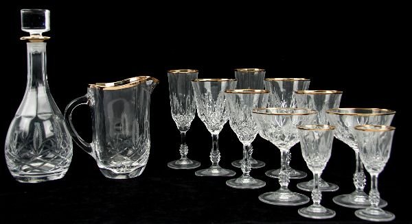 31 PIECES ROYAL CRYSTAL ROCK MILA TABLE WARE: A wonderful set of crystal tableware including: 6 water goblets, 6 red wine glasses, 6 sherbet dishes, 6 cordial glasses, 5 champagne flutes, a water pitcher and a decanter with crystal stopper.