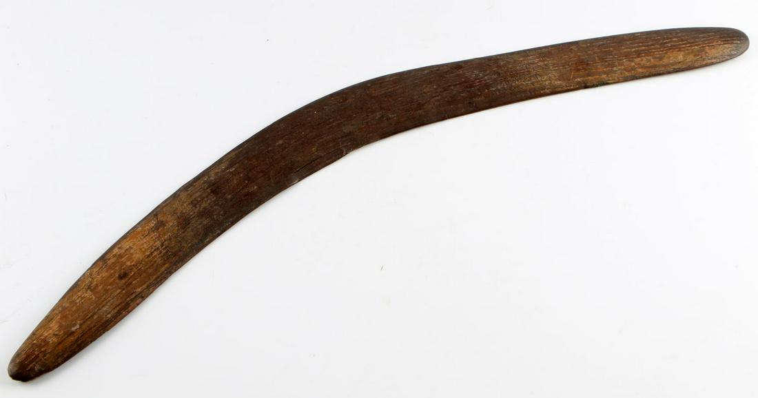 ANTIQUE AUSTRALIA ABORIGINAL BOOMERANG: The real deal, age and use patination, 23 inches measured along the curve.