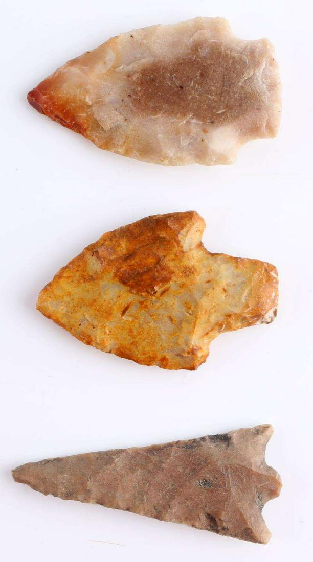 LOT OF 3 NATIVE AMERICAN FLORIDA ARROWHEADS: Benton, Tennessee, Pasco County, Tallahassee, Florida found. Chert and flint made. Corner notched, contracting, and straight stem. Good patination. Measure 2 inches. From a private collection.