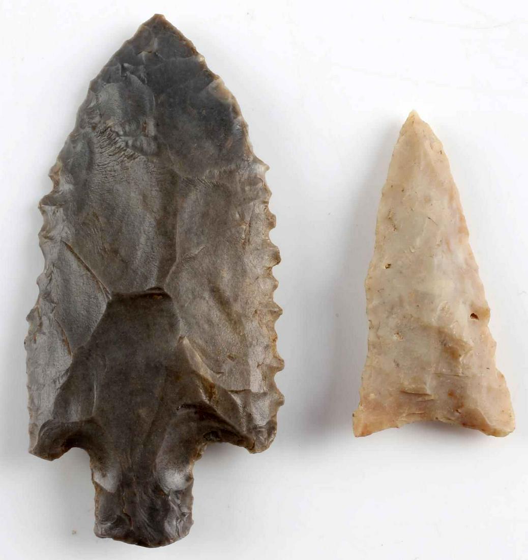 2 NATIVE AMERICAN FLORIDA FOUND NOTCHED ARROWHEADS: Flint and chert made. Triangle and straight stemmed. Nice serrated edge. Good patination. Found in Madison County, Kentucky and Dade City, Florida. Measurements range 1 1/2 - 2 1/2 . From a private co