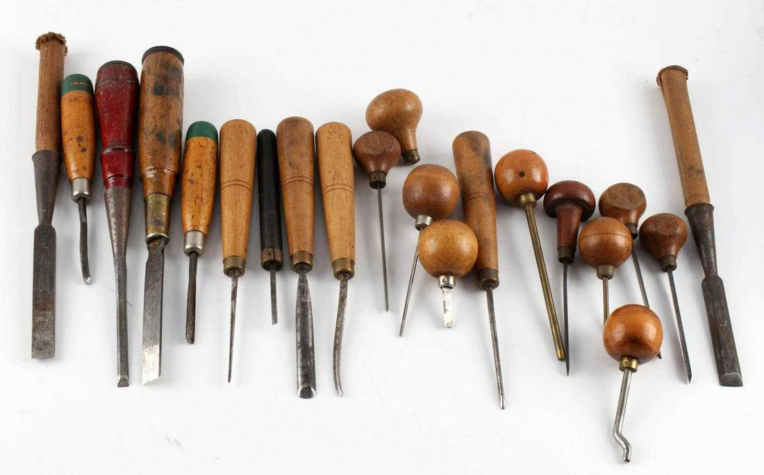 LOT OF 21 WOODCARVING TOOLS CHISELS GOUGES: Various chisels and gouges. Measurements range 2 1/2 - 9 5/8 inches. Some have split wood, rust, and all need sharpening. Good condition.