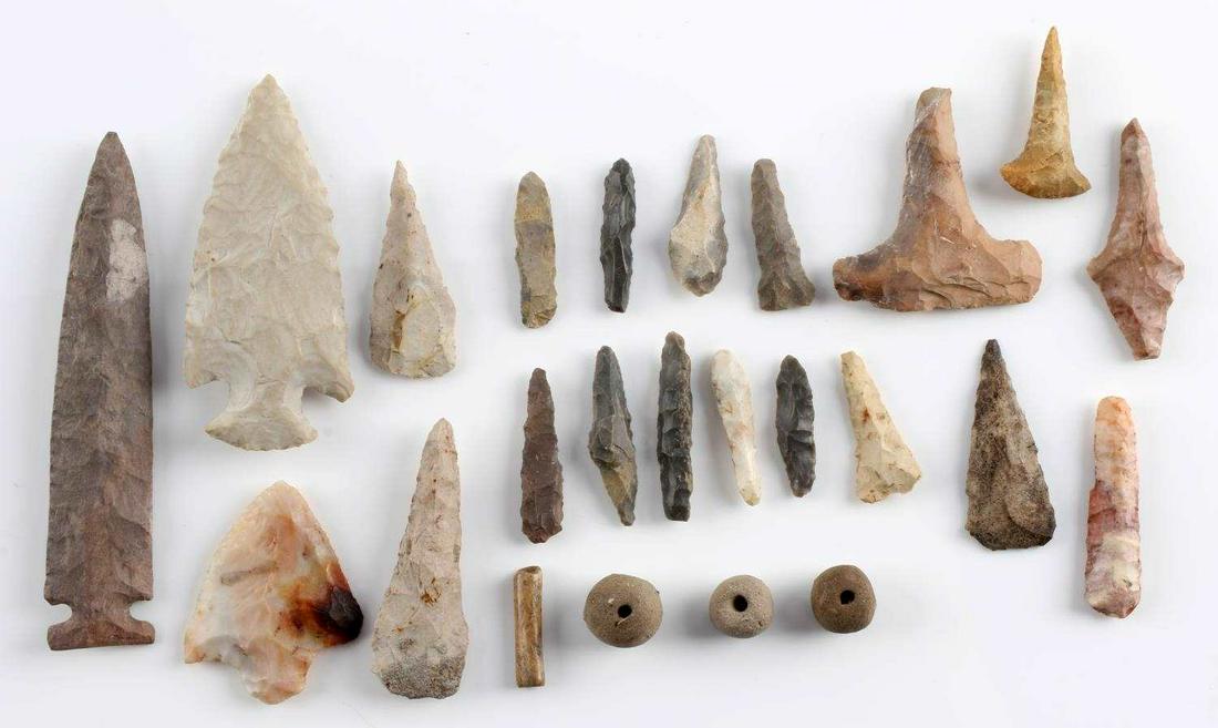 24 NATIVE AMERICAN ARROWHEAD FISHING ARTIFACTS: Lot of 24 Native American stone drills, arrowheads, and fishing artifacts. Flint, chert, and coral construction. Found in Ohio, Kentucky, and Tennessee. Measurements range 1 1/2 - 4 1/4 inches. Very n