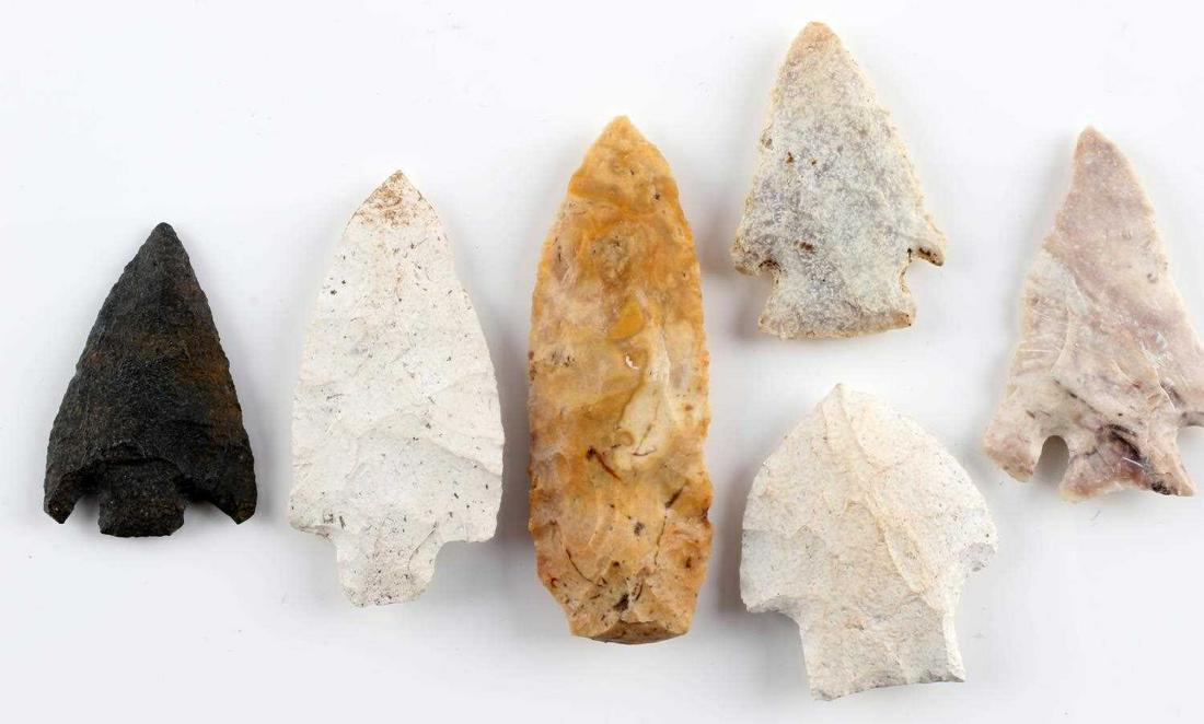 LOT OF 6 FLORIDA FOUND NATIVE AMERICAN ARROWHEADS: Lot of 6 Native American arrowhead artifacts. Flint chert construction. Found in Florida. Measurements range 2 - 3 1/4 inches. Nice notching and auricles. One Newnan point. Very nice mineralization an