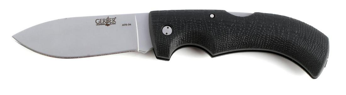 GERBER GATOR MODEL ATS 34 LOCK BACK POCKET KNIFE: Gerber Gator model ATS-34 lock back pocket knife. Measures approximately 5 inches when closed. Standard maker's marks present on blade. In original case. Very good condition overall.