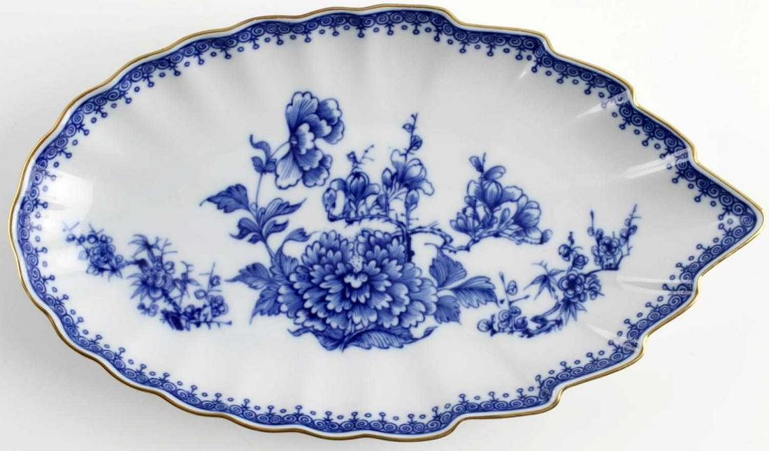 MOTTAHEDEH IMPERIAL BLUE WILLIAMSBURG PLATE: Mottahedeh Williamsburg Collection. Marked on bottom "Early 18th Century Blue and White Pattern Designed for the European Market, copyright Williamsburg, Imperial Blue, Mottahedeh, Portugal". Dimensio