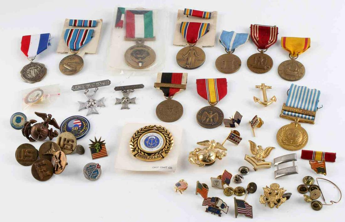 SMALL LOT OF US MILITARY SERVICE MEDALS & PINS: WWII and later, some medals include: campaign medals, Korean service, Asia Occupation service, Good conduct, Kuwait Liberation medal, US pins, naval pins, marksman, and more. Good condition.