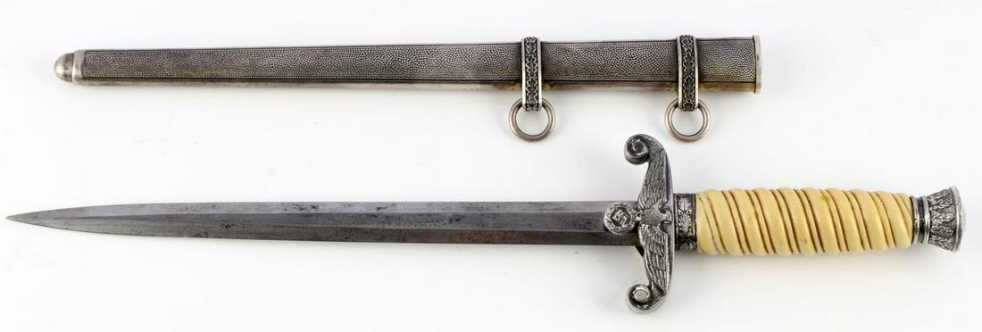 WWII GERMAN THIRD REICH ARMY HEER DAGGER: Third Reich Army Heer dagger. Pebbled scabbard, steel blade with Heer crossguard, bakelite grip and oak leaf pommel. Holler mark on reverse of blade. Good condition with minor discoloration. Measures 