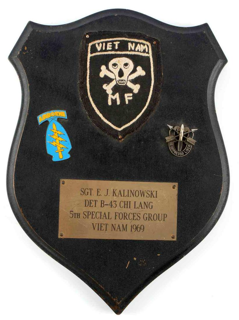 US VIETNAM SPECIAL FORCES PLAQUE IN COUNTRY PATCH: US Vietnam Era 5th Special Forces Group soldier Plaque. Measures 7 3/4 X 10 3/4 inches. The brass plaque is engraved ‘SGT. E. j. KALINOWSKI DET B-43 CHI LANG 5TH SPECIAL FORCES GROUP VIET NAM 1969��