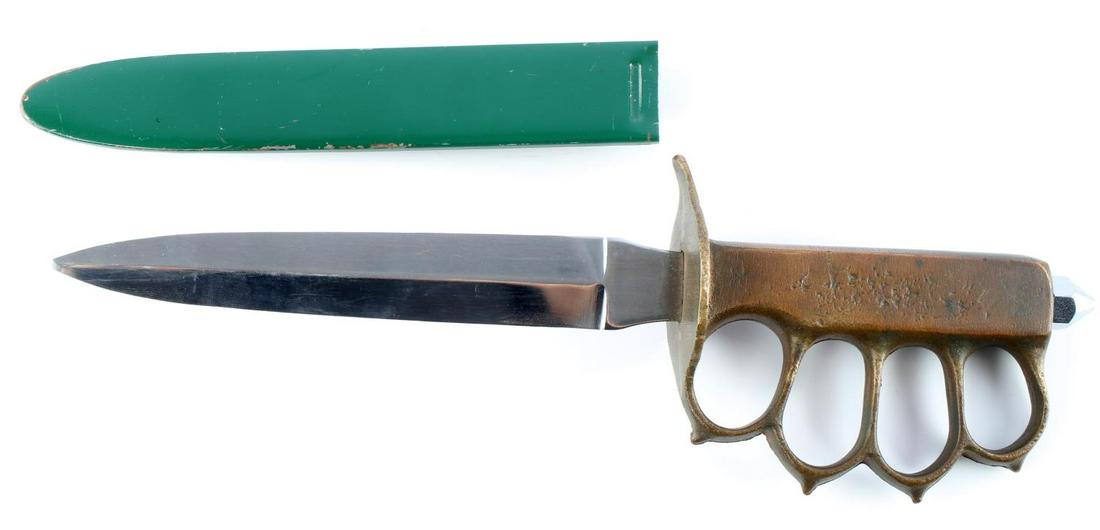 WWI U.S. ARMY COMBAT TRENCH KNIFE & SCABBARD 1918: WWI U.S. Army combat trench knife & scabbard, measures 12 inches in scabbard, with double edged steel blade measuring approx. 1 inch wide and 7.25 inches long. The scabbard is multi piece, green paint