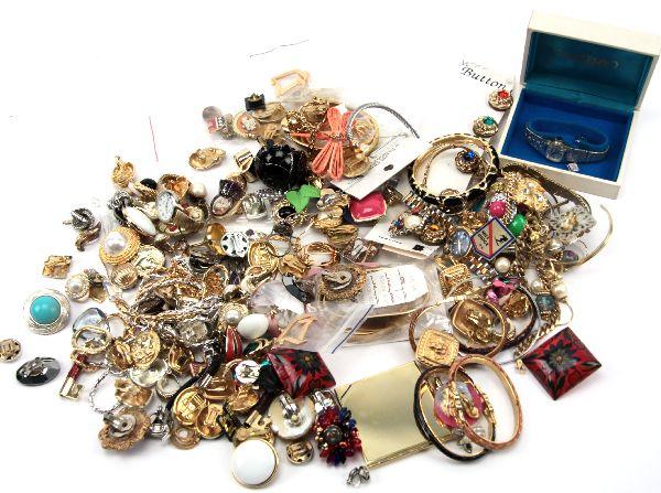 VINTAGE COSTUME JEWELRY LOT-CORO BUTLER ERWIN: A large collection of vintage costume jewelry pieces, including: (2) pairs of Erwin Pearl clip-on earrings, a Corocraft cat necklace, a pair of Butler earrings, a pair of Butler earrings, a Paolo neck