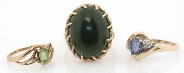 LADIES 10K YELLOW GOLD SEMI-PRECIOUS GEM RING LOT: Size 5 band with approximately 0.36ct oval cut green tourmaline with (2) small diamond chips. Size 7 band with approximately 0.9ct pear cut alexandrite. Size 7.5 band with approximately 14ct jadeite i
