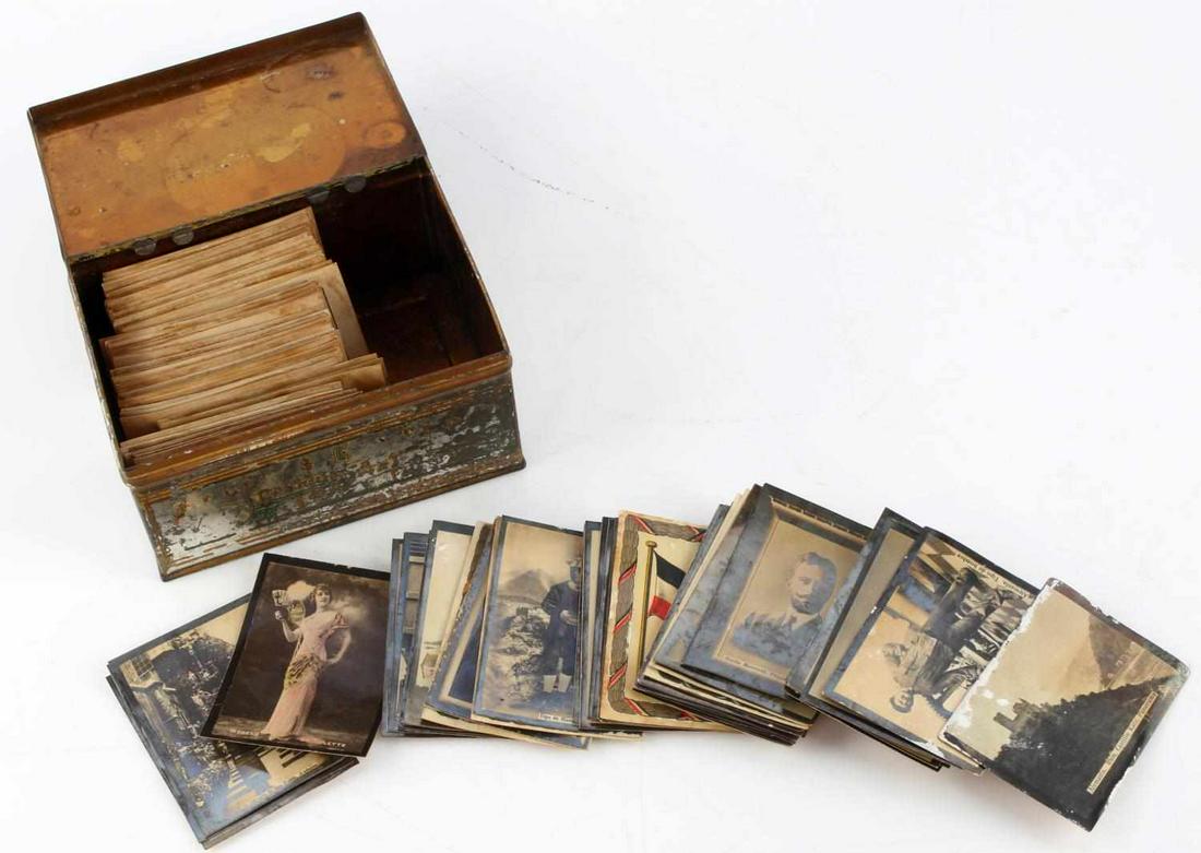 150+ SPANISH ALREDEDOR DEL MUNDO CIGARETTE CARDS: 150+ early 1900's cigarette cards. All in Spanish with titles on back. Cards are roughly 2 x 2 1/2 inches in size and come in a 4 x 3 inch Allen & Ginters smoking mix tin box.