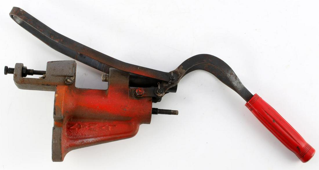 LYMAN MODEL 450 BULLET SIZER & LUBRICATOR TOOL: Lyman Model 450 Bullet Sizer & Lubricator Press. Moderately used condition with wear present. Previously owned by a professional Gun Smith. Good condition and quality.