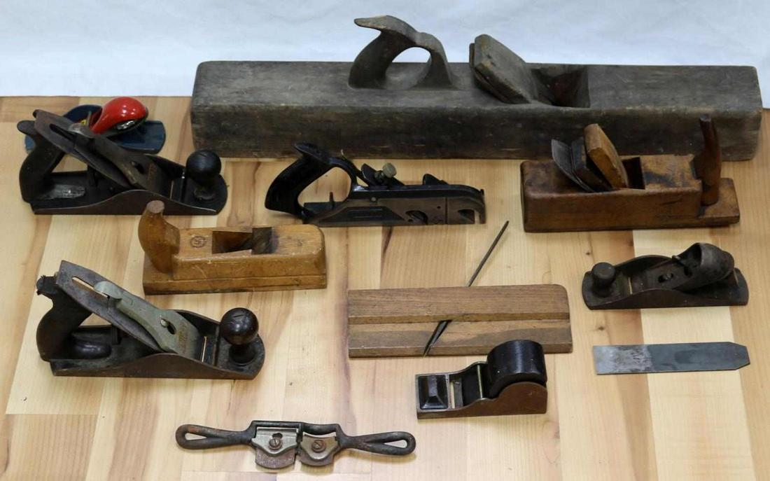 11 ANTIQUE BENCH WOOD PLANE DEALER LOT: Good variety as photographed, ex antique dealer lot.