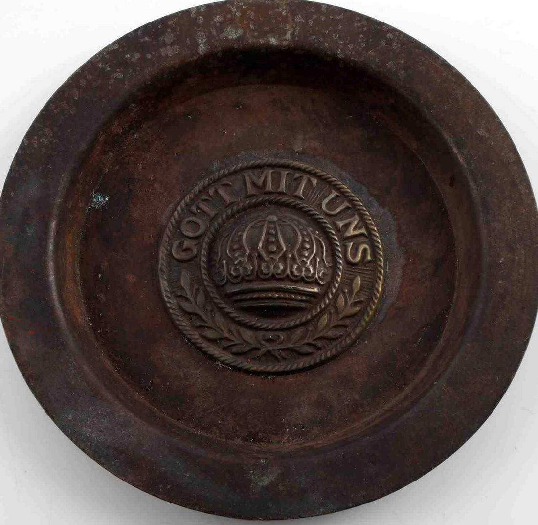 WWI IMPERIAL GERMAN METAL CIGARETTE ASH TRAY: 4 inches in diameter. Center imperial German crown with "GOTT MIT UNS" surrounding, meaning God with us. Slight signs of oxidation due to aging. Unauthenticated, sold as is.