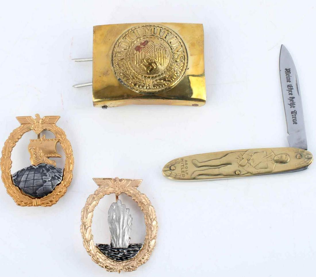 WWII GERMAN LOT BADGES BUCKLE & PARATROOPER KNIFE: 4 items: gold tone Kriegsmarine buckle with logo - Gott Mit Uns, Naval Auxiliary Cruiser, Minesweeper badge, and Paratrooper folding knife. Good condition. Unauthenticated, sold as is.