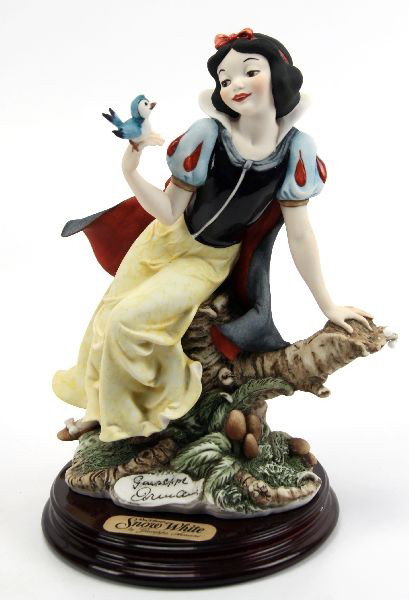 GIUSEPPE ARMANI SNOW WHITE W/ BLUEBIRD FIGURINE: A 1993 Giuseppe Armani 10 inch Disney Snow White figurine. Very good condition with original box.