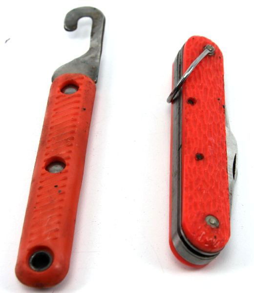 CAMILUS MILITARY PARACHUTE SURVIVAL SWITCH BLADE: A Vietnam era pilots survival switch blade knife and parachute line fixed blade, Camillus New York marked blade.