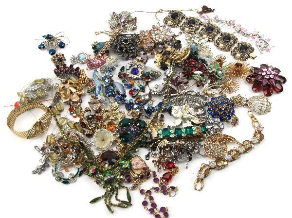 LADIES VINTAGE CRYSTAL & RHINESTONE JEWELRY LOT: A good collection of vintage costume jewelry, including pieces by Sarah Covington, Napier, Alice Caviness, Eisenberg, Weiss, Coro Craft, and Austrian crystal pieces. . Condition: Very good