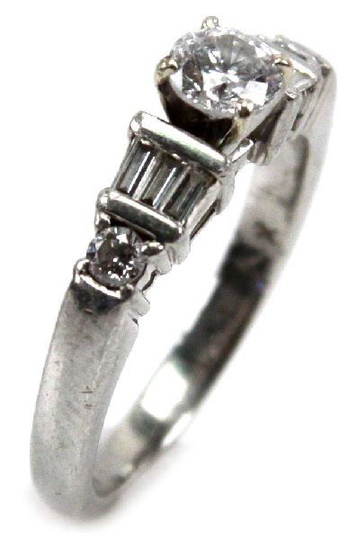 LADIES PLATINUM BRILLIANT DIAMOND WEDDING RING: Approx. 0.5ct round brilliant cut diamond with (2) 0.06 ct diamond rounds and (6) 0.02ct diamond baguettes. . Size: 5.5 . Weight: 5.7 g . Condition: Very good