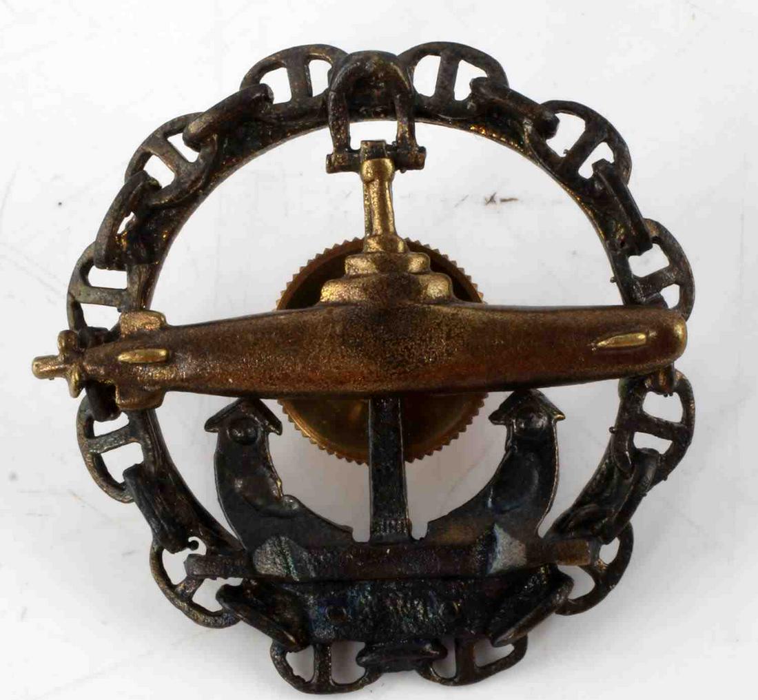 WWI IMPERIAL RUSSIAN SUBMARINERS BADGE: WWI Imperial Russian submariner badge measuring 1 1/2 inches in diameter. Features screw-on back, and possesses no markings on reverse. Good overall condition. Unauthenticated, sold as is.