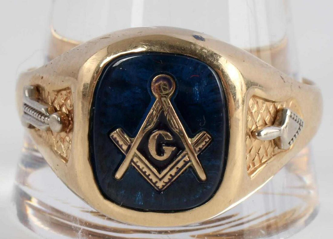 ANTIQUE MASONIC MASON FRATERNAL 10 KT GOLD RING: Free of detractions, 8.1 grams total weight, size 15. This lot has a reserve.