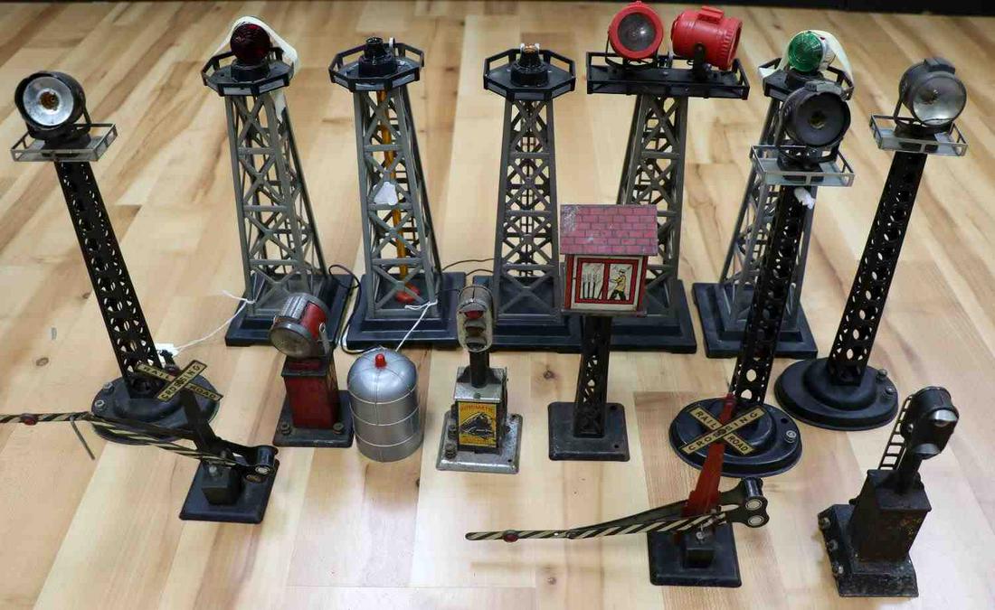 HO SCALE TRAIN LIONEL MARX SIGNAL TOWER SPOT LIGHT: Collection of 14 pieces, Lionel, Marx, and others . most are complete, as photographed, early period pieces. Sold as is.