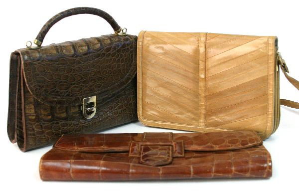 LOT OF 3 GENUINE ALLIGATOR & EEL SKIN PURSES: A collection of 3 ladies handbags, including: a 10.5x3x7.5 inch structured alligator skin purse with detachable strap, a 14x2x7.5 inch Cuban alligator skin clutch, and a 10.5x3x7.5 inch cream colored 