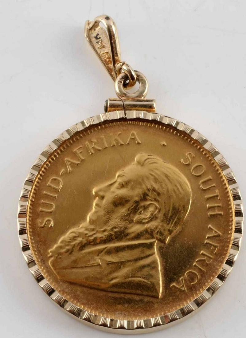 1/2 OZ KRUGERRAND 1932 FINE GOLD PENDANT 14K BEZEL: 1/2 OZ Krugerrand in 14K yellow gold bezel. Marked 14K on bail. Coin tests electronically. In very good condition with minimal signs of wear. This lot has a reserve.