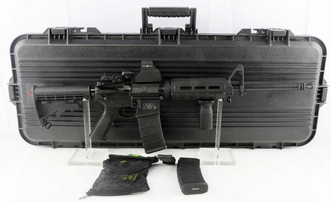 SMITH & WESSON M&P 15 RIFLE 556 RED DOT SIGHT: Smith & Wesson M&P15 5.56 rifle in very good condition with red dot sight. Barrel measures about 17 1/2 inches long. Bore is bright and clear, appears minimally fired. Red dot sight is a Sightmark. Co