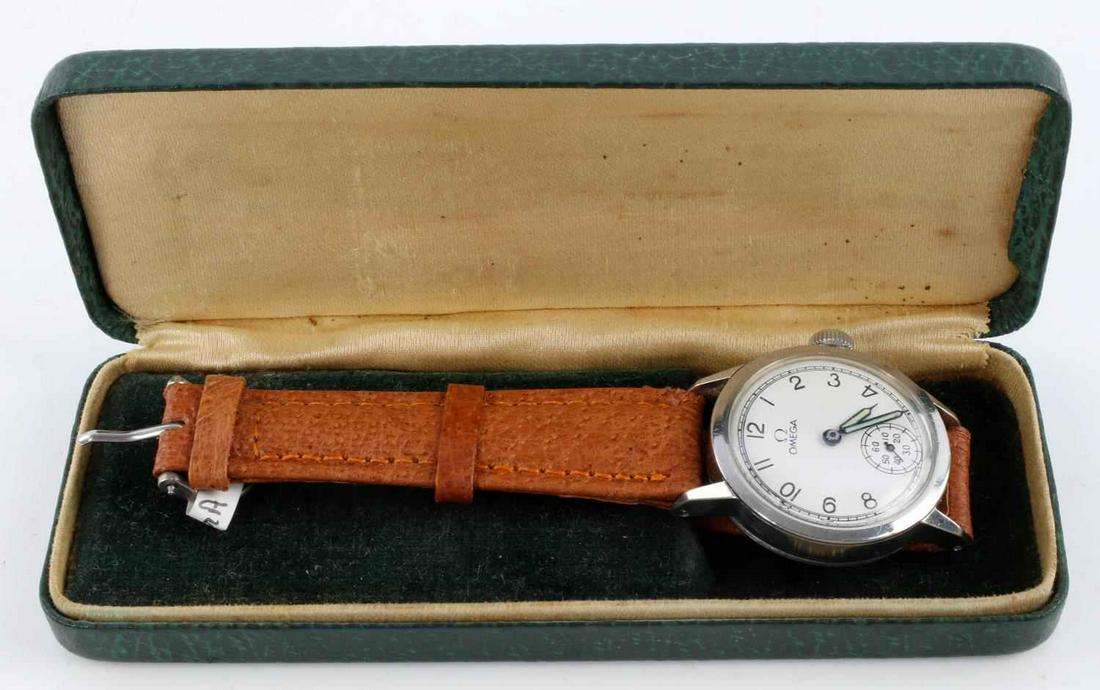 WWII US ARMY OMEGA 15 JEWEL MENS WRIST WATCH: Men's Omega wrist watch. Serial number 9589748 and dates to 1943. Back plate engraved "U.S. Army" Watch starts and holds time. Swiss automatic movement. Case diameter with crown is 34mm. Case depth wi