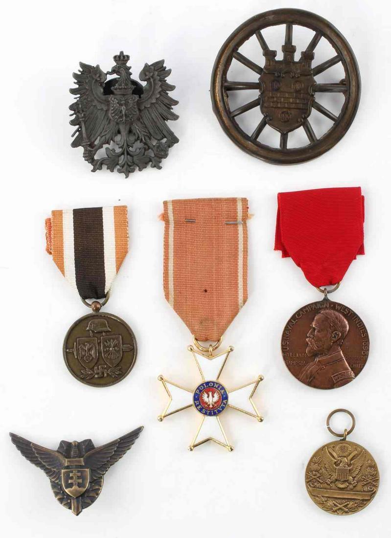 WWII GERMAN US CAMPAIGN POLAND MEDAL BADGE LOT: None fluoresce, mix of West Indies campaign, German Spanish Division, Poland 1944 war merit cross and more.