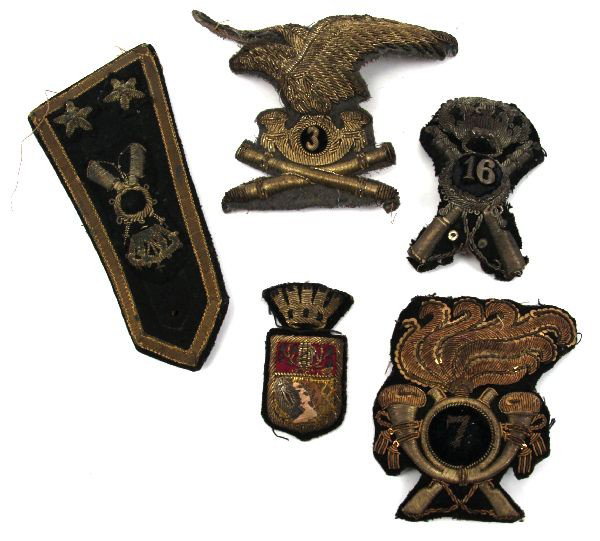 WW2 ITALY BULLION INFANTRY & ARTILLERY PATCH LOT: A collection of Fascist Italy Bullion hat and shoulder insignia patches, infantry and artillery with the cap badges being numbered.