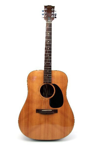 CIRCA 1970 GIBSON FLAT TOP J 40 ACOUSTIC GUITAR: Ladder braced early 70's Gibson J 40. Sn 637582 in good condition with play wear and cracks in lower bout.