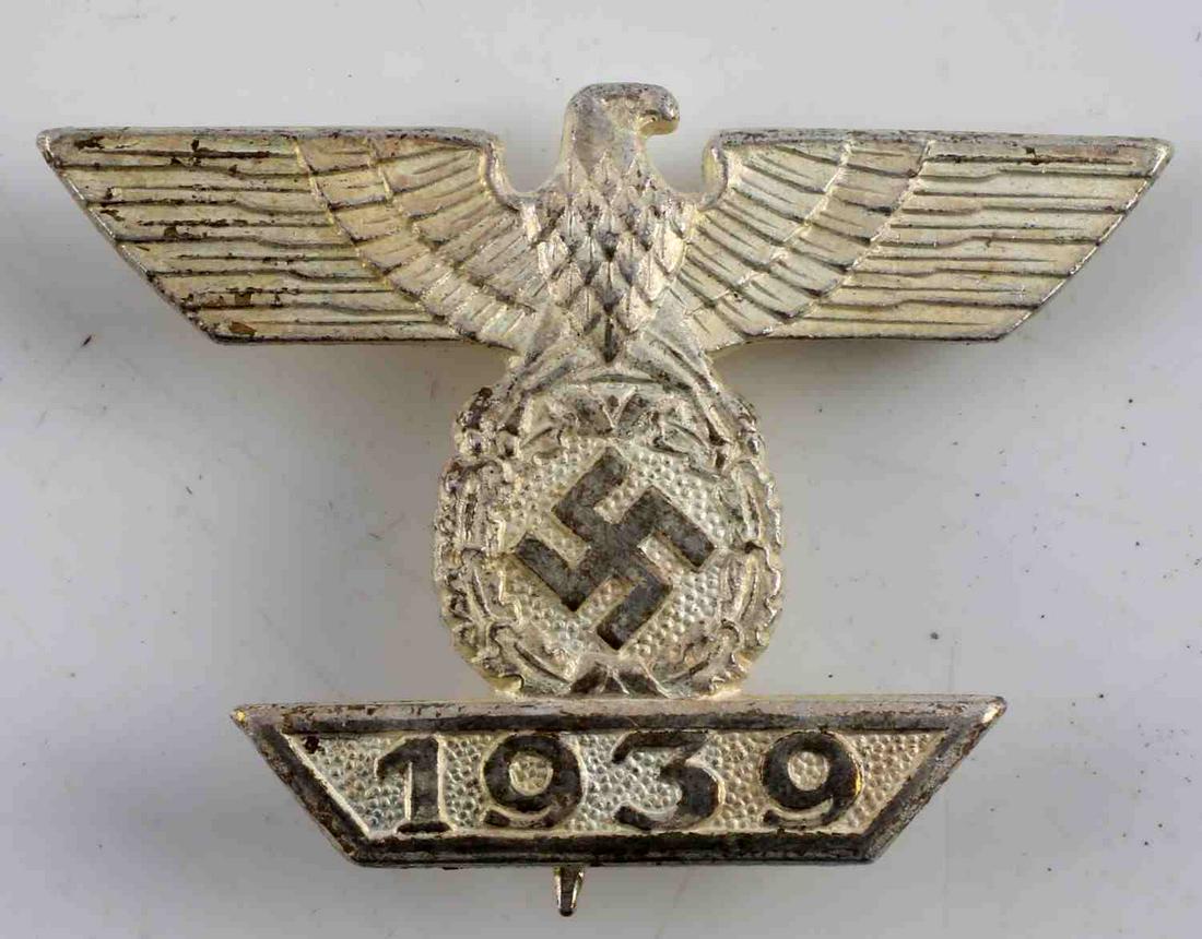 WWII GERMAN THIRD REICH 1ST CLASS CLASP IRON CROSS: German WWII 1st Class Clasp to the Iron Cross. The front shows a German eagle clutching a swastika in his talons with a "1939" bar at the base. Has a wide vertical pin back with a C catch. Nickel cons
