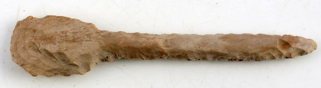 DRILL ARROWHEAD POINT FROM PERRY CO. TENNESSEE: White chert with broad flaking around base and parallel chipping on sides. Measures 4 3/8 inches long. From Perry county, TN.