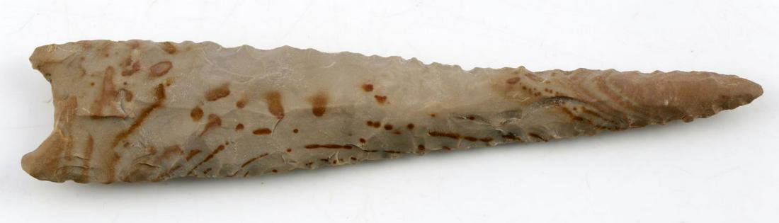 HAW RIVER ARROWHEAD POINT PERRY CO. TENNESSEE: Buffalo river chert with darker inclusions, parallel flaking with medium ridge towards upper half, concave base, 6 inches long. From Perry county, TN.